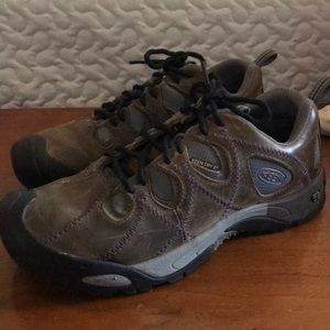 Keen hiking shoes Women’s size 7.5